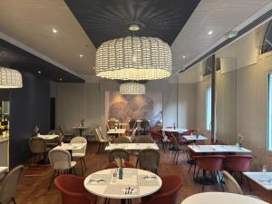 Uma área de estar em Mercure Nantes Centre Grand Hotel