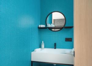un bagno con un lavandino bianco e uno specchio di Hotel Lotus a Reykjavik Altre 25 foto