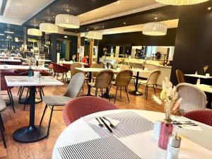 Um restaurante ou outro lugar para comer em Mercure Nantes Centre Grand Hotel mais 36 fotos