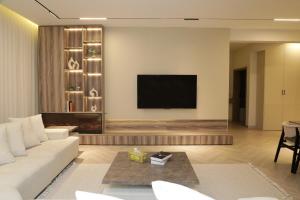 Телевизор и/или развлекательный центр в Dibbah Fujairah Private farm with pool