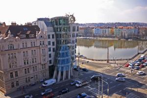 una città con un edificio e una strada con le auto di River View Residence a Praga