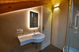 Koupelna v ubytování Hotel Ferienhaus Fux + 37 fotografií
