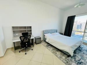 Una cama o camas en una habitación de 1 Bed-Apartment Cluster H JLT 13 fotos más