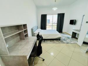 Una televisión o centro de entretenimiento en 1 Bed-Apartment Cluster H JLT