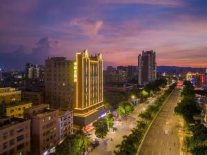 widok miasta nocą z budynkami w obiekcie Calvin International Hotel Guangzhou Baiyun International Airport Huadu Plaza Branch - Free Deliver Service to Guangzhou Baiyun International Airport & Free Deliver Service to Canton Fair Complex During Canton Fair Period w mieście Huadu