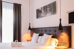 A bed or beds in a room at Woohoo Rooms Chueca