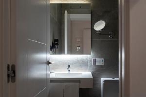 A bathroom at Woohoo Rooms Chueca