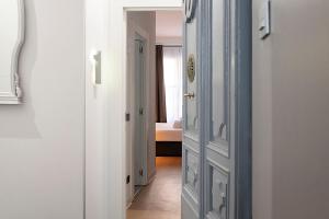 A bed or beds in a room at Woohoo Rooms Chueca