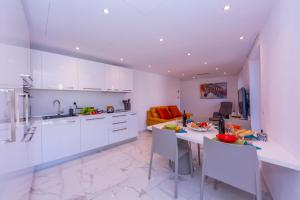 Η κουζίνα ή μικρή κουζίνα στο Red And Yellow Apartments - Happy Rentals