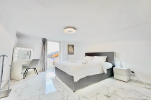 Ένα ή περισσότερα κρεβάτια σε δωμάτιο στο Red And Yellow Apartments - Happy Rentals +35 φωτογραφίες