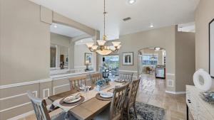 een eetkamer en keuken met een tafel en stoelen bij Charming County Villa 5874 in Punta Gorda Isles in Punta Gorda