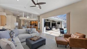 een woonkamer met een bank en een tafel bij Charming County Villa 5874 in Punta Gorda Isles in Punta Gorda