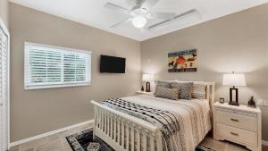 een slaapkamer met een bed en een plafondventilator bij Charming County Villa 5874 in Punta Gorda Isles in Punta Gorda +32 foto's