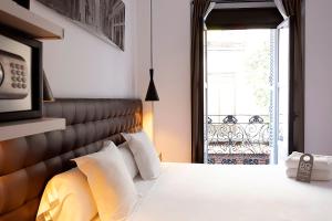A bed or beds in a room at Woohoo Rooms Chueca
