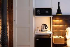 Coffee and tea making facilities at Woohoo Rooms Chueca
