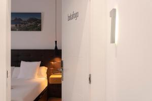 A bed or beds in a room at Woohoo Rooms Chueca
