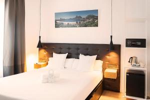 A bed or beds in a room at Woohoo Rooms Chueca