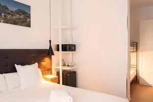 A bed or beds in a room at Woohoo Rooms Chueca