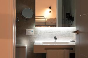 A bathroom at Woohoo Rooms Chueca