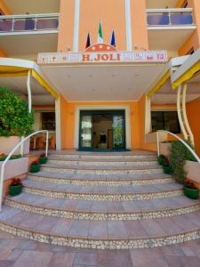 budynek ze schodami przed budynkiem w obiekcie Hotel Joli w Cesenatico