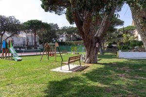 Ο χώρος παιχνιδιού για παιδιά στο Apartmento con piscina y pista de tennis