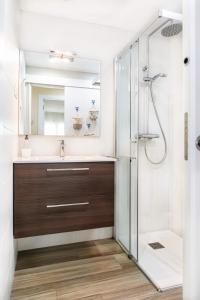 Ένα μπάνιο στο Apartmento con piscina y pista de tennis