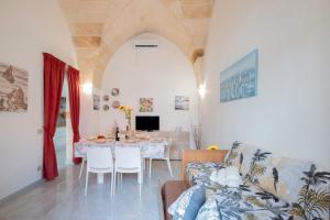 a living room with a couch and a table at Villetta Fronte Mare White Beach in Porto Cesareo