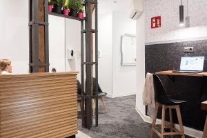 A television and/or entertainment centre at Woohoo Rooms Chueca