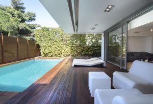 アテネにあるElegant and Private Living by Neuvelのリビングルーム付きの家の屋内スイミングプール
