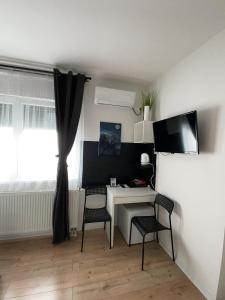 TV a/nebo společenská místnost v ubytování 4 STARS ROOMS Near Airport