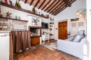 a living room with a couch and a table at La soffitta nel Bastione in Pitigliano