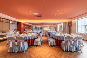 Restauracja lub miejsce do jedzenia w obiekcie Calvin International Hotel Guangzhou Baiyun International Airport Huadu Plaza Branch - Free Deliver Service to Guangzhou Baiyun International Airport & Free Deliver Service to Canton Fair Complex During Canton Fair Period