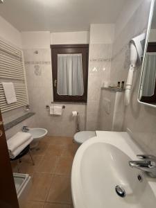 Koupelna v ubytování Hotel Breuil + 24 fotografií