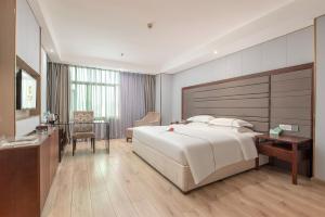Łóżko lub łóżka w pokoju w obiekcie Calvin International Hotel Guangzhou Baiyun International Airport Huadu Plaza Branch - Free Deliver Service to Guangzhou Baiyun International Airport & Free Deliver Service to Canton Fair Complex During Canton Fair Period