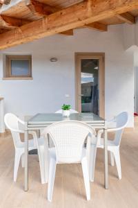 オルビアにあるSea View House 3のダイニングルーム(白い椅子、テーブル付)
