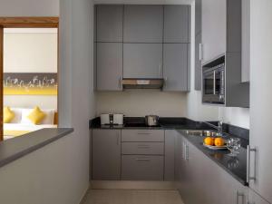 Virtuve vai virtuves zona naktsmītnē Adagio Doha