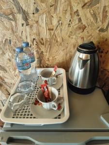 Příslušenství pro přípravu čaje a kávy v ubytování Nathan Breeze Resort