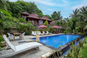 eine Villa mit Swimmingpool in einem Resort in der Unterkunft Coconut Hill Cottage in Nusa Penida