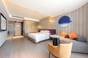 Łóżko lub łóżka w pokoju w obiekcie Calvin International Hotel Guangzhou Baiyun International Airport Huadu Plaza Branch - Free Deliver Service to Guangzhou Baiyun International Airport & Free Deliver Service to Canton Fair Complex During Canton Fair Period