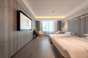 Łóżko lub łóżka w pokoju w obiekcie Calvin International Hotel Guangzhou Baiyun International Airport Huadu Plaza Branch - Free Deliver Service to Guangzhou Baiyun International Airport & Free Deliver Service to Canton Fair Complex During Canton Fair Period