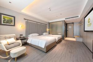 Łóżko lub łóżka w pokoju w obiekcie Calvin International Hotel Guangzhou Baiyun International Airport Huadu Plaza Branch - Free Deliver Service to Guangzhou Baiyun International Airport & Free Deliver Service to Canton Fair Complex During Canton Fair Period