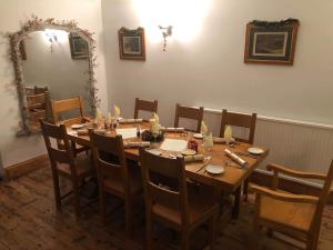 un comedor con una gran mesa de madera con sillas en Blue Lion Inn, en Lewdown