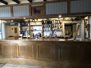 El salón o zona de bar de Blue Lion Inn