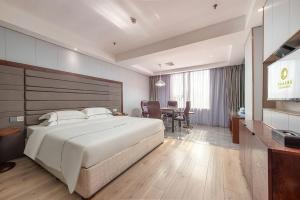 Łóżko lub łóżka w pokoju w obiekcie Calvin International Hotel Guangzhou Baiyun International Airport Huadu Plaza Branch - Free Deliver Service to Guangzhou Baiyun International Airport & Free Deliver Service to Canton Fair Complex During Canton Fair Period