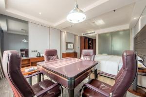 Część wypoczynkowa w obiekcie Calvin International Hotel Guangzhou Baiyun International Airport Huadu Plaza Branch - Free Deliver Service to Guangzhou Baiyun International Airport & Free Deliver Service to Canton Fair Complex During Canton Fair Period