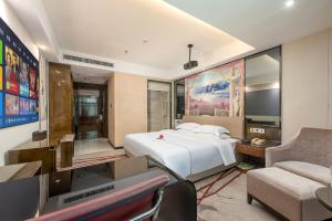 Łóżko lub łóżka w pokoju w obiekcie Calvin International Hotel Guangzhou Baiyun International Airport Huadu Plaza Branch - Free Deliver Service to Guangzhou Baiyun International Airport & Free Deliver Service to Canton Fair Complex During Canton Fair Period