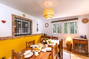 Nápoje v ubytování Casa Itocu - Mountain Villa with Pool & WiFi - 22mins to Beach + 10 fotografií