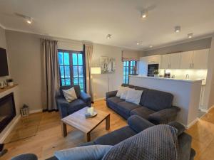 Posezení v ubytování Reetland am Meer - Luxus Reetdachvilla mit 3 Schlafzimmern, Sauna und Kamin H20