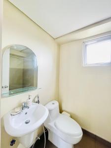 Fotografie z fotogalerie ubytování C3 Elegant 2BR Condo with Pool View v destinaci Iloilo City