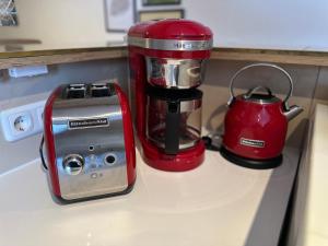 a red blender sitting on top of a counter at Ferienwohnung Stella in Krün